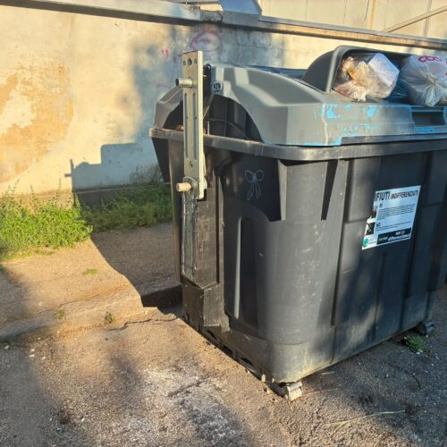 Rimossi da Amag Ambiente i rifiuti fuori cassonetto segnalati in via Pisacane da Fratelli d’Italia