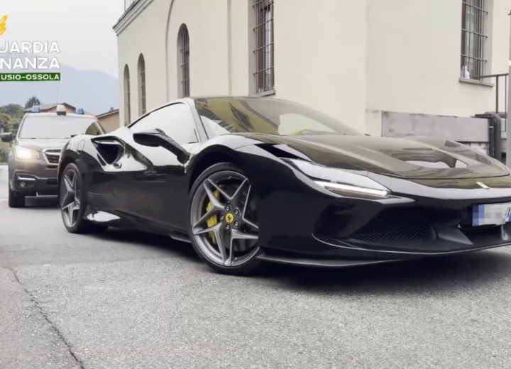 Ferrari e Rolex, ma avevano debiti con il Fisco per 780mila euro: scatta il maxi sequestro