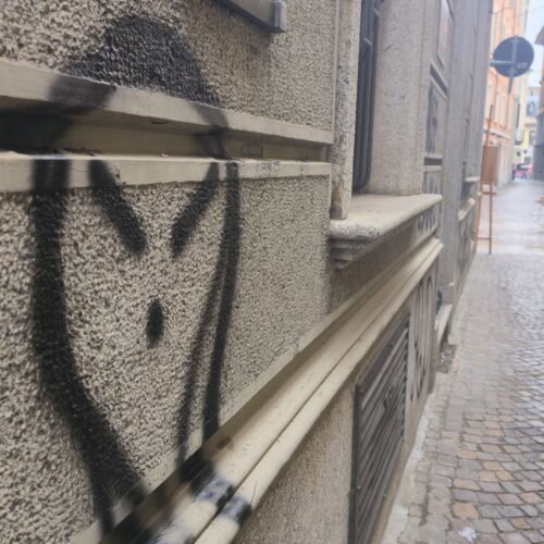 Vandali in vicolo dell’Erba: scritte e disegni su muri e pavimentazione