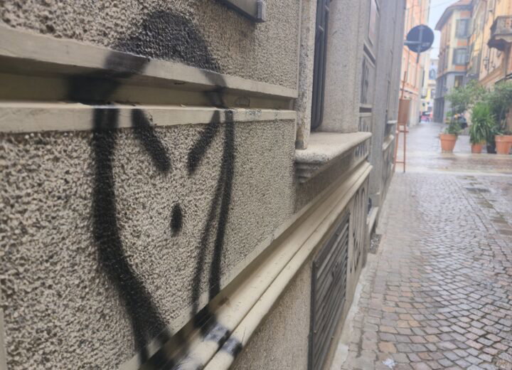 Vandali in vicolo dell’Erba: scritte e disegni su muri e pavimentazione