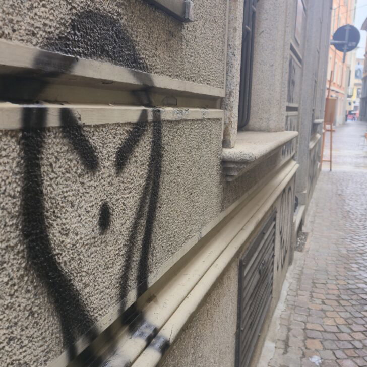 Vandali in vicolo dell’Erba: scritte e disegni su muri e pavimentazione