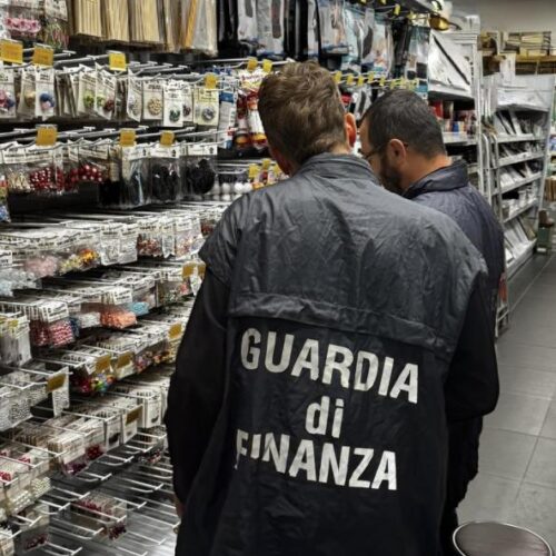 Controlli in due empori pavesi: sequestrati 85mila prodotti non sicuri