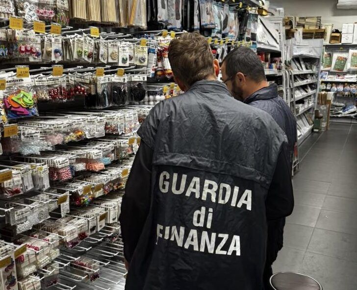 Controlli in due empori pavesi: sequestrati 85mila prodotti non sicuri
