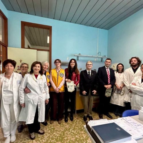 Lions donano un nuovo fasciatoio con bagnetto all’Ospedale di Vigevano