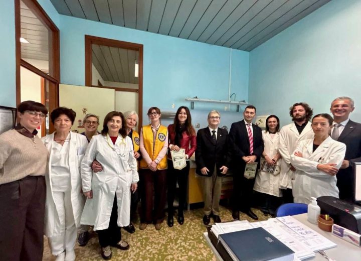 Lions donano un nuovo fasciatoio con bagnetto all’Ospedale di Vigevano