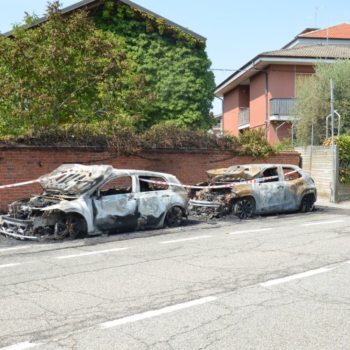 Incendio auto davanti alla Caserma dei Carabinieri di Vercelli: appello per avere indiziutili