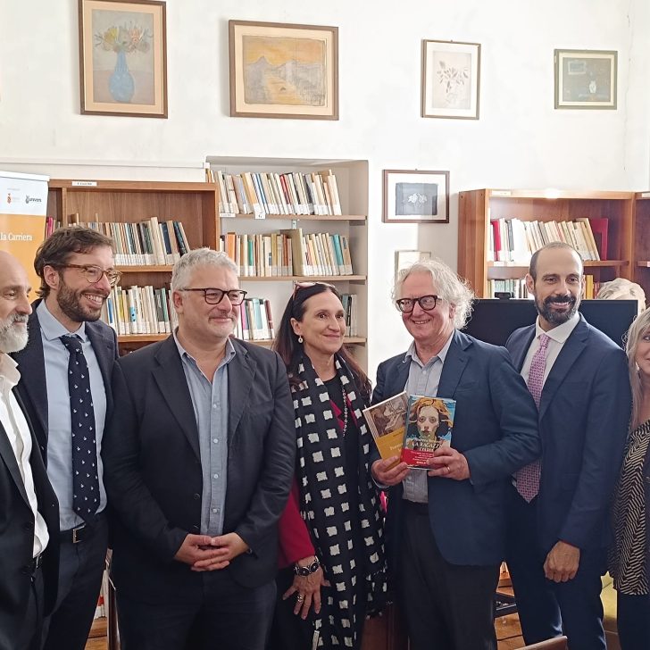 Premio Maria Corti 2026, vincono Andreea Simionel e Monica Berté. A Lella Costa il riconoscimento alla carriera