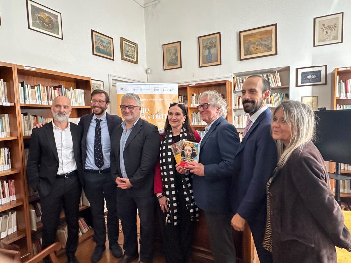 Premio Maria Corti 2026, vincono Andreea Simionel e Monica Berté. A Lella Costa il riconoscimento alla carriera