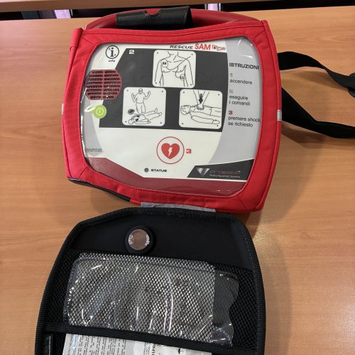 Una scossa che può salvare una vita: come funziona il defibrillatore