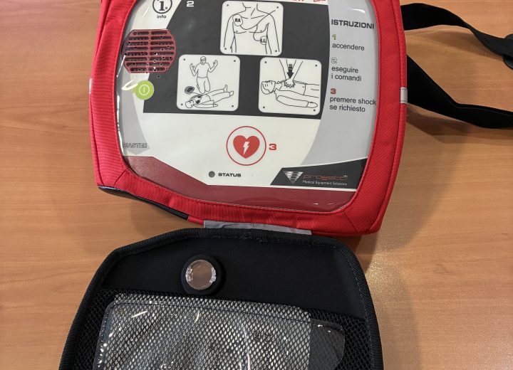 Una scossa che può salvare una vita: come funziona il defibrillatore