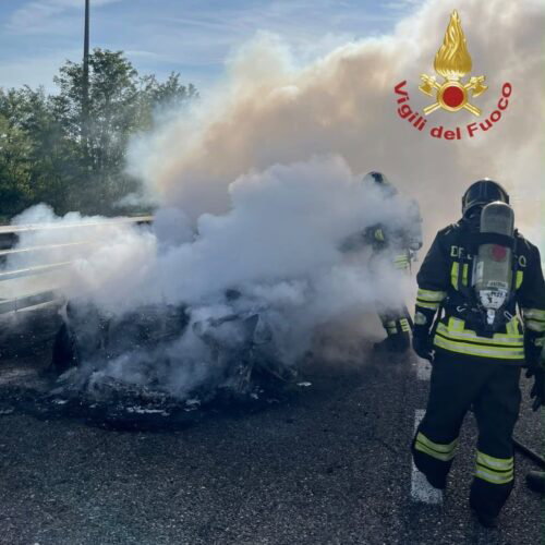 Auto in fiamme sull’A7 tra Casei Gerola e Gropello Cairoli, rallentamenti verso Milano