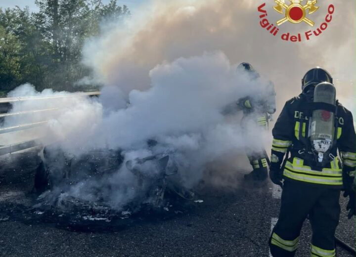 Auto in fiamme sull’A7 tra Casei Gerola e Gropello Cairoli, rallentamenti verso Milano