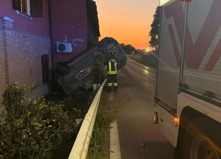 Auto esce di strada sulla SP235 a Vistarino: soccorsa una persona