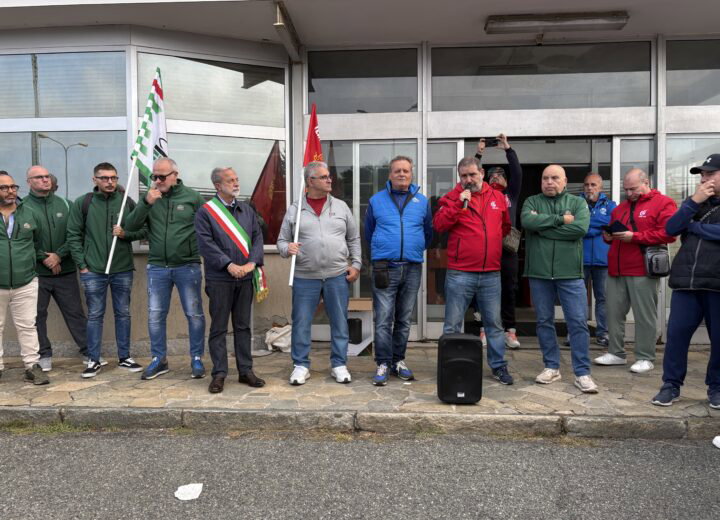 Ex Ilva, la rabbia dei lavoratori di Novi Ligure: “Vogliamo lavorare, non vivere di cassa integrazione”