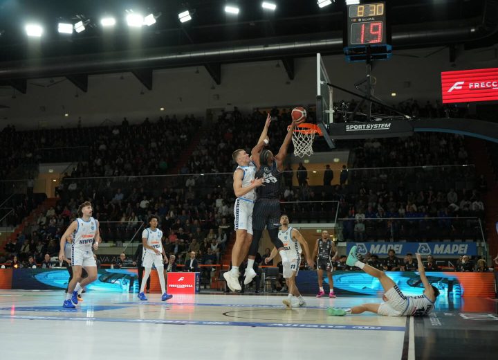 Bertram Derthona, rimonta a metà: Napoli vince alla Nova Arena a fil di sirena