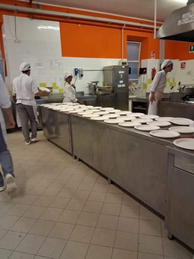 Dopo la sfida ai fornelli, giovani e pensionati di nuovo insieme per una cena benefica ad Alessandria