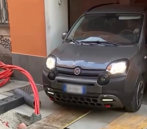 La “Mission impossible” per superare il cantiere: sui social le peripezie per uscire dal garage