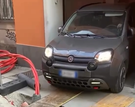 La “Mission impossible” per superare il cantiere: sui social le peripezie per uscire dal garage