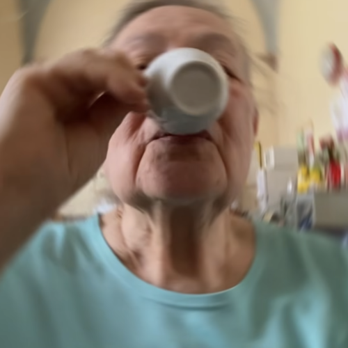 Un caffè per non sentirsi soli: a Pavia una raccolta fondi per continuare ad aiutare le persone con Alzheimer e le loro famiglie