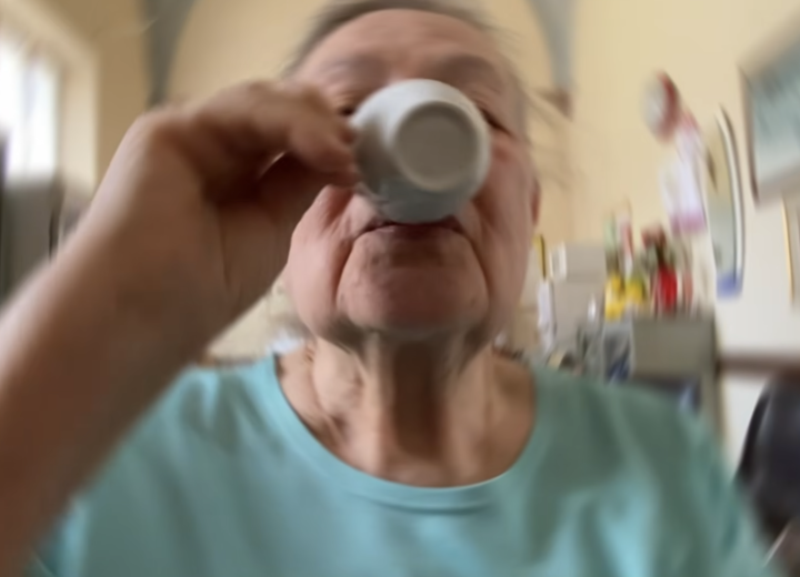 Un caffè per non sentirsi soli: a Pavia una raccolta fondi per continuare ad aiutare le persone con Alzheimer e le loro famiglie