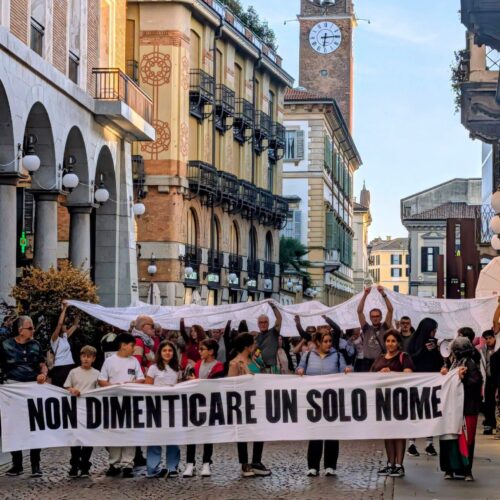 Novara, oltre mille in centro città “abbracciano” il sudario di Gaza