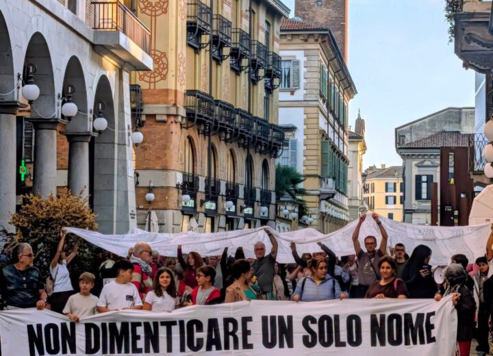 Novara, oltre mille in centro città “abbracciano” il sudario di Gaza