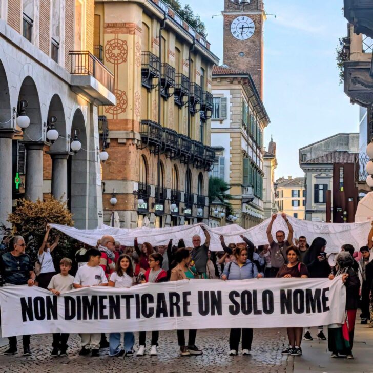 Novara, oltre mille in centro città “abbracciano” il sudario di Gaza
