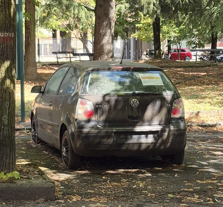 L’auto invincibile. Distrutta e abbandonata è lì dal 2024 “ma nessuno la rimuove”