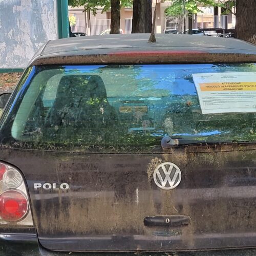 Auto abbandonata in piazza Giovanni XXIII a Valenza, l’annuncio del Comune: “Sarà rimossa entro ottobre”