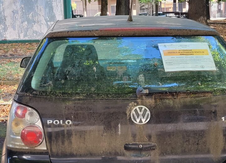 Auto abbandonata in piazza Giovanni XXIII a Valenza, l’annuncio del Comune: “Sarà rimossa entro ottobre”