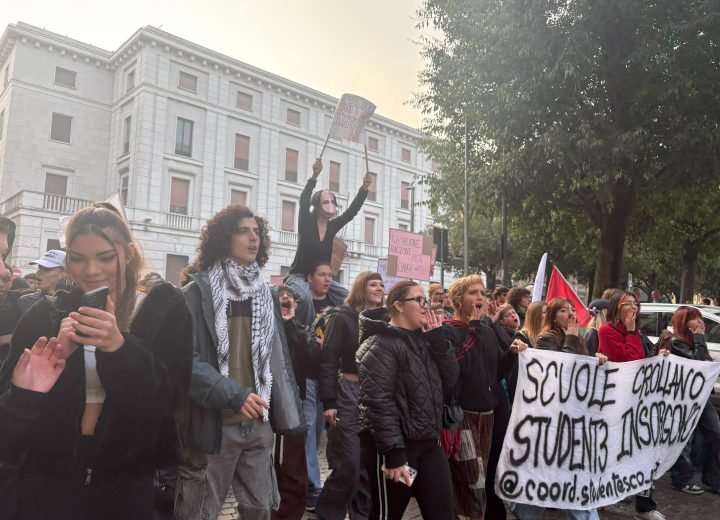 Circa 200 studenti in corteo ad Alessandria per chiedere soldi alle scuole e non alle guerre