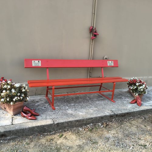 A Carentino una panchina rossa per dire no alla violenza contro le donne