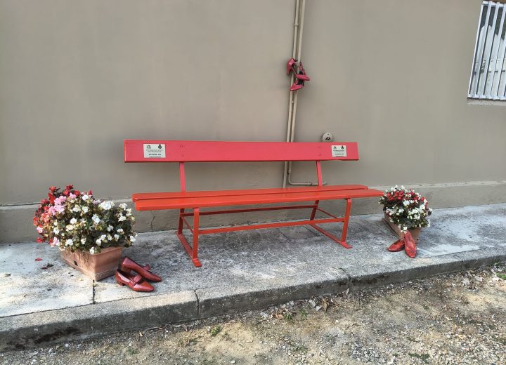 A Carentino una panchina rossa per dire no alla violenza contro le donne