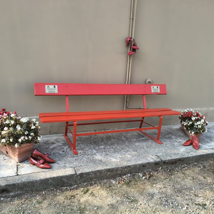 A Carentino una panchina rossa per dire no alla violenza contro le donne