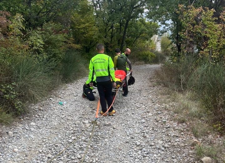 Scivola e si rompe una gamba: portata all’ambulanza da Soccorso alpino e 118