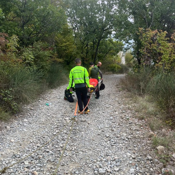 Scivola e si rompe una gamba: portata all’ambulanza da Soccorso alpino e 118
