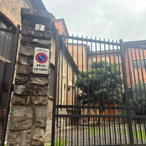 Bambina di tre anni trovata morta: Tortona in silenzio. Mamma arrestata