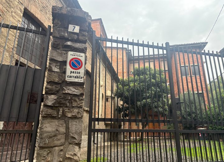 Bambina di tre anni trovata morta: Tortona in silenzio. Mamma arrestata