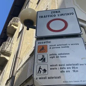 Biella, il sindaco cede al pressing dei commercianti: riapre alle auto l’area pedonale di Riva