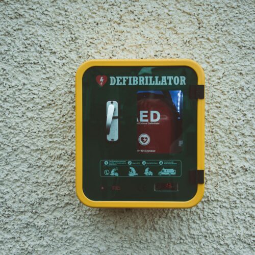 Arresto cardiaco al campo sportivo. Cittadini usano defibrillatore guidati dal 118 e lo salvano