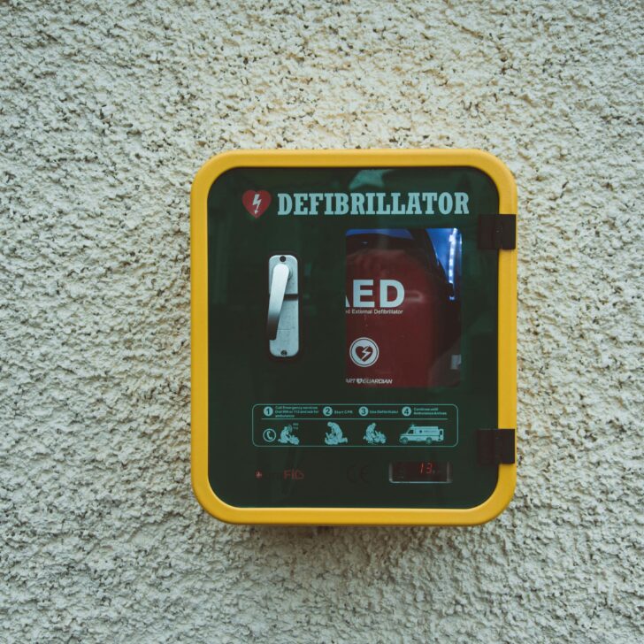 Arresto cardiaco al campo sportivo. Cittadini usano defibrillatore guidati dal 118 e lo salvano