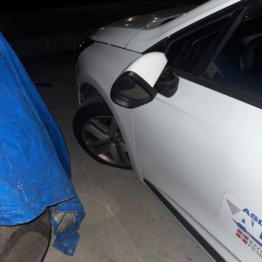 Gomme bucate e specchietti rotti a 25 auto nel 2026: atti vandalici nel parcheggio dell’Ospedale di Acqui