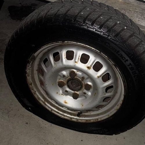 Gomme bucate e specchietti rotti a 25 auto nel 2026: atti vandalici nel parcheggio dell’Ospedale di Acqui