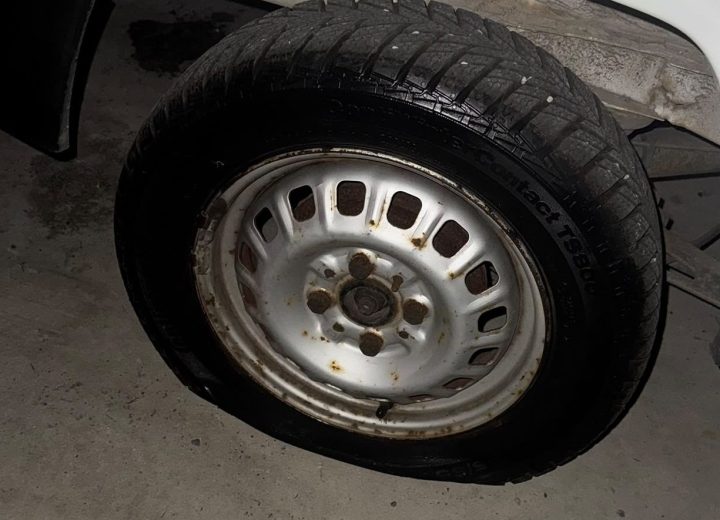 Gomme bucate e specchietti rotti a 25 auto nel 2026: atti vandalici nel parcheggio dell’Ospedale di Acqui