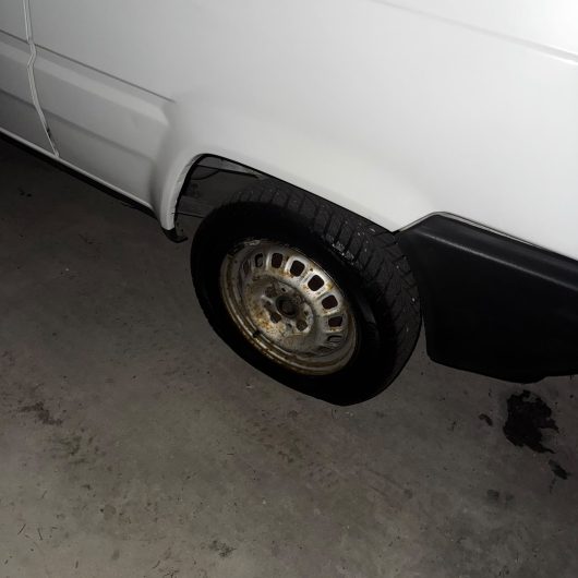 Gomme bucate e specchietti rotti a 25 auto nel 2026: atti vandalici nel parcheggio dell’Ospedale di Acqui