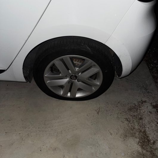 Gomme bucate e specchietti rotti a 25 auto nel 2026: atti vandalici nel parcheggio dell’Ospedale di Acqui