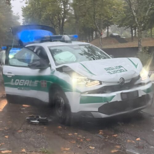 Auto della Polizia Locale di Valenza perde il controllo e tampona un veicolo in sosta: nessuna conseguenza