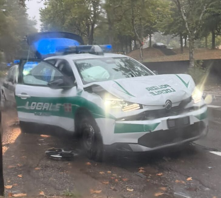 Auto della Polizia Locale di Valenza perde il controllo e tampona un veicolo in sosta: nessuna conseguenza