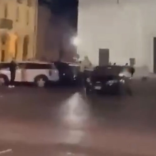 Attimi di paura a Tortona: auto ad alta velocità in piazza Duomo sfiora alcuni ragazzi