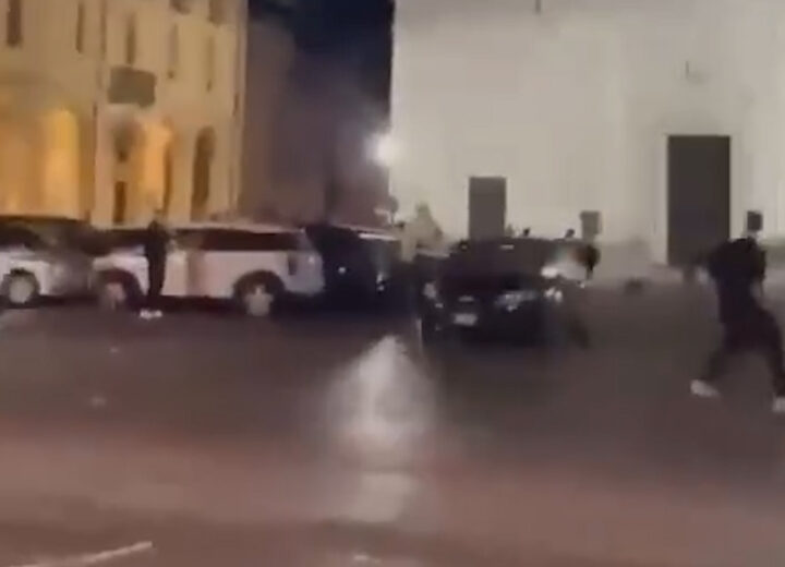 Attimi di paura a Tortona: auto ad alta velocità in piazza Duomo sfiora alcuni ragazzi